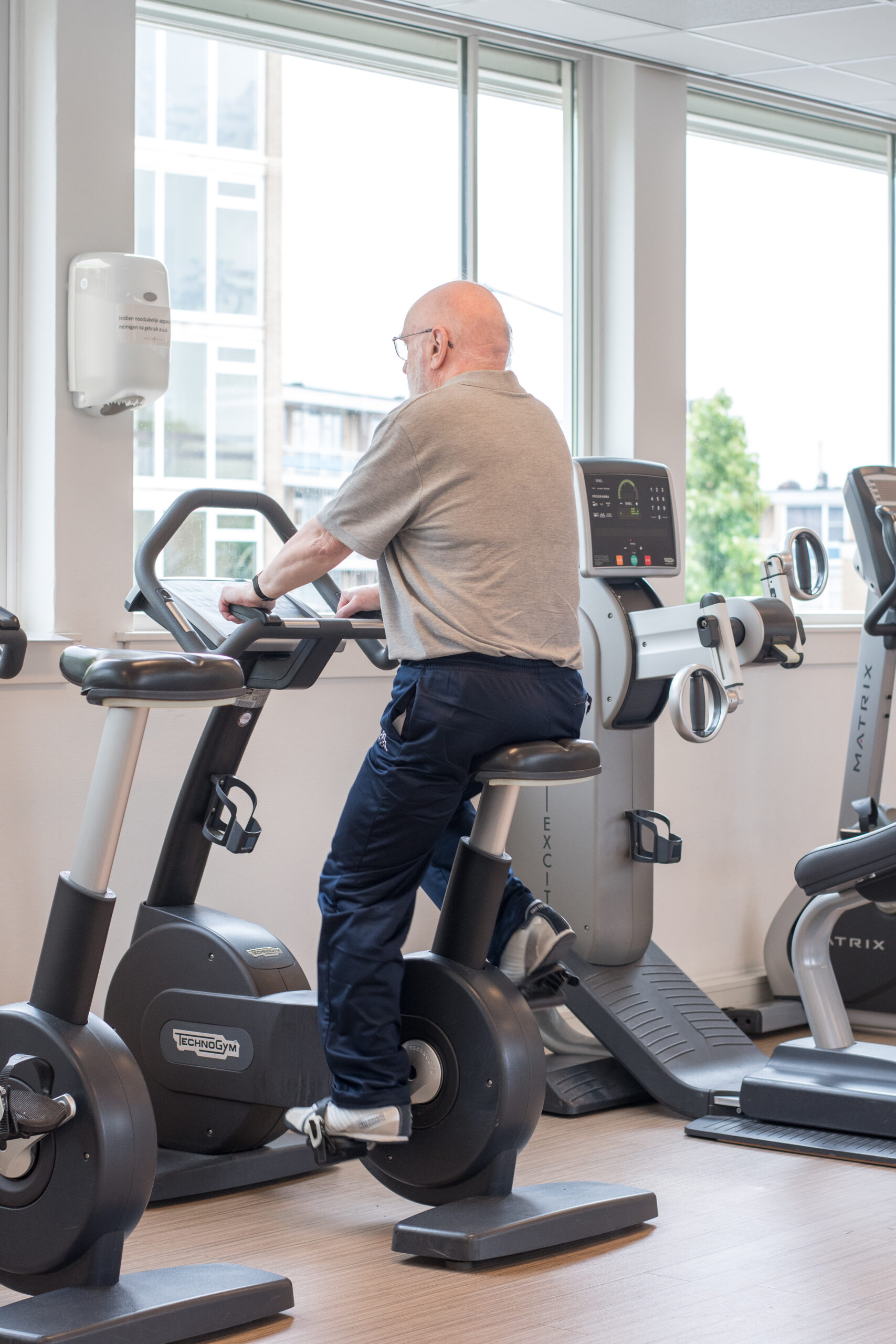 Een man is op een hometrainer aan het bewegen. De man heeft mogelijk artrose