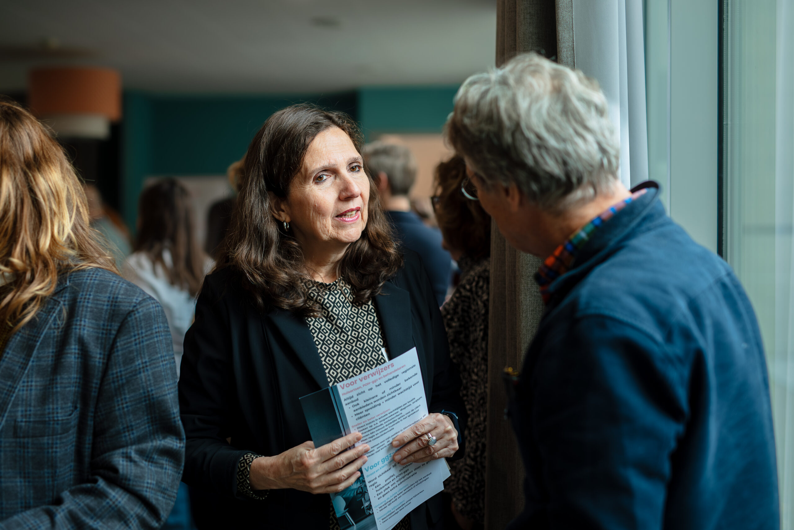 Esther van der Laan Bijeenkomst Mentaal gezondheidsnetwerk. Mensen praten met elkaar
